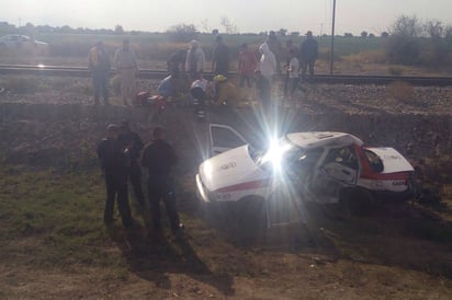 Impacto. El golpe recibido por el taxi, lo sacó del camino y el taxista falleció al llegar al hospital. (EL SIGLO DE TORREÓN)