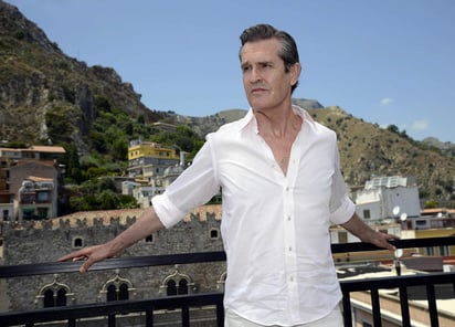 El actor y productor británico Rupert Everett, quien captó la atención de la industria por la interpretación de un homosexual en la película Otro país (1982), celebra 58 años de vida. (ARCHIVO)