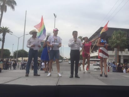 En el templete colocado en la esquina de la calle Galeana y Morelos, Raymundo Valadez Andrade, dirigente local de la comunidad LGBTI, recibió al candidato a la alcaldía de Torreón Miguel Mery Ayup, a quien ofreció que la agrupación que él dirige le brindaba su total apoyo. (EL SIGLO DE TORREÓN)