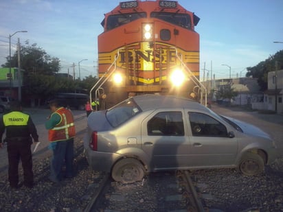 Muere. Luego del brutal impacto recibido por el tren, la conductora murió en la Clínica del IMSS.