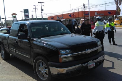 Insólito. Bien dormido y ebrio se encontraba el conductor de esta camioneta, detenido sobre el bulevar Revolución. (EL SIGLO DE TORREÓN) 