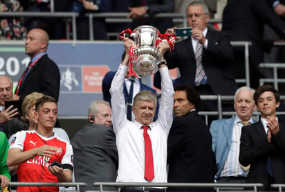 Los 'Gunners', que derrotaron en Wembley al Chelsea (2-1), sumaron en la Premier League 18 puntos menos que sus vecinos 'Blues', campeones de liga.
