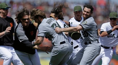 Harper no aguantó el pelotazo que recibió en la cadera derecha por parte del relevista Hunter Strickland y se tomó la revancha para convertirse en púgil que acabó a puñetazos en el montículo del diamante. (AP)