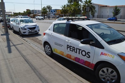 Accidente. El automóvil tipo Versa impactó con la parte frontal derecha el cuerpo de la señora Martha Ramírez Andrade. (EL SIGLO DE TORREÓN)