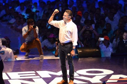 Fue alrededor de las 21:20 horas que Anaya Llamas apareció ante miles de ciudadanos concentrados en el Coliseo Centenario de Torreón. (FERNANDO COMPEÁN)