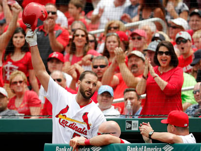 Adam Wainwright sale del dugout para agradecer a los aficionados tras conectar un jonrón de dos carreras. (AP)