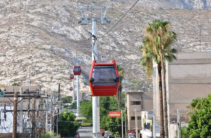 Las primeras. Colocan las primeras cinco góndolas de las 9 que tendrá el Teleférico de Torreón, realizan pruebas de montaje, alineación, funcionamiento del sistema electromecánico, entre otros. (FERNANDO COMPEÁN)