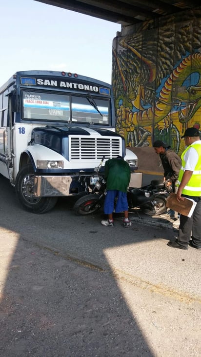 Según los primeros peritajes el accidente ocurrió cuando ambas unidades circulaban por el Periférico de Gómez Palacio, con dirección de Lerdo a Torreón. (ESPECIAL)