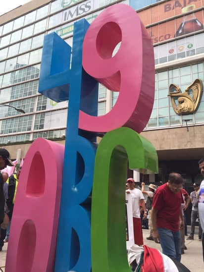 Un contingente de alrededor de 200 personas se reunió en el Ángel de la Independencia para emprender una marcha silenciosa con destino a las instalaciones del Instituto Mexicano del Seguro Social (IMSS) ubicadas sobre Paseo de la Reforma. (ESPECIAL)