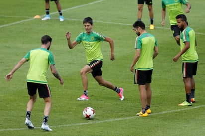 Jugadores de la selección mexicana se entrenan en Ciudad de México, de cara a su duelo del próximo jueves en el Estadio Azteca, ante Honduras. (EFE)