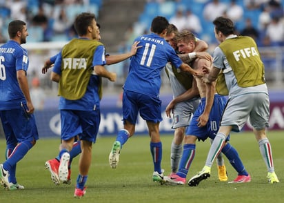 El futbolista italiano Luca Vido (2do. dcha.) celebra tras marcar un gol a Zambia en su partido de cuartos de final del Mundial FIFA Sub-20. (EFE)