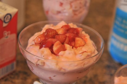 Postre Crema Lala  con fresas y plátanos