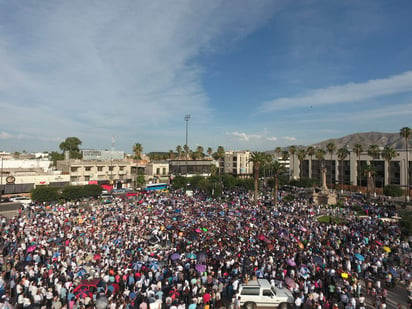 El contingente inició una marcha por la avenida Matamoros rumbo a la Alameda Zaragoza donde se fueron uniendo más personas. (EL SIGLO DE TORRÉON)