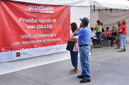 Pruebas. Se practicaron exámenes para la detección del VIH entre la población. (EL SIGLO DE TORREÓN)