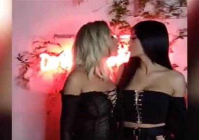 Kylie Jenner besa a su mejor amiga