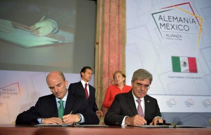 En el Museo Interactivo de Economía, en el centro de la Ciudad de México, el presidente Enrique Peña Nieto y la canciller de Alemania, Angela Merkel, fueron testigos de las firmas. (ESPECIAL)
