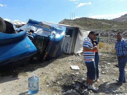 El percance se registró alrededor de las 17:00 horas en la carretera libre Gómez Palacio-Durango a la altura del poblado Graceros. (ESPECIAL)