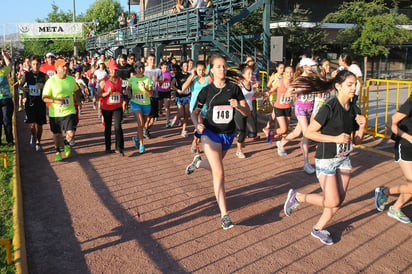 Una gran cantidad de alumnos del Colegio Inglés y padres de familia, toman parte en la prueba atlética recreativa de 4 mil metros. Corren la Cuerpo y Mente 4 K