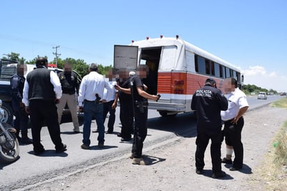 Delito. Se dijo que el sujeto iba en el camión, se acercó al chofer y lo amagó con el arma para que le diera el dinero. (EL SIGLO DE TORREÓN)