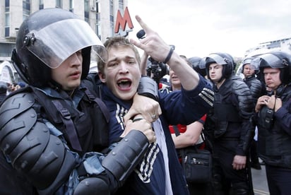 Cientos de policías y antidisturbios están interviniendo para reprimir la manifestación, que no está autorizada por las autoridades. (EFE)