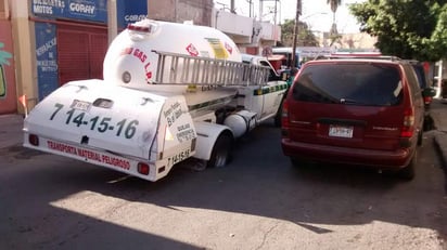 La unidad siniestrada es una pipa marca Dodge color blanco con amarillo y verde, placas de circulación EZ-90634 del Estado de Coahuila y razón social Gas Imperial, cargada con varios cientos de litros de gas. (ESPECIAL)