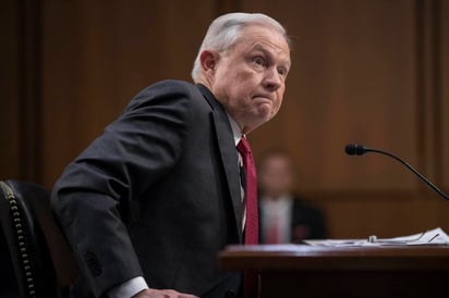 Irritado. Jeff Sessions se mostró molesto ante algunas de las inquisidoras preguntas de los senadores.