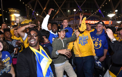 Apenas concluyó el quinto partido de la serie y en las calles de Oakland se desató la euforia entre la afición. El festejo será hasta mañana