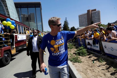 El entrenador de los Warriors, Steve Kerr, aseguró que pretende seguir con el equipo campeón.  (AP)