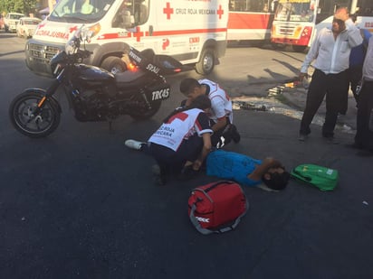 De acuerdo con testigos del percance el ciclista y el taxi transitaban de sur a norte por la Ramos Arizpe y al llegar al cruce con avenida Matamoros el taxi dobló a su izquierda cortándole el paso al ciclista. (ESPECIAL)