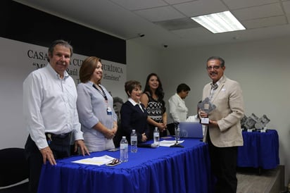 “El compromiso de UTT es impulsar y promover la contratación de personal con alguna discapacidad”, comentó Serrano Mejía tras la ceremonia de reconocimientos. (EL SIGLO DE TORREÓN)