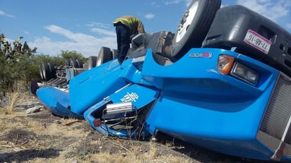 El chofer a pesar que quedó atorado dentro de la unidad fue rescatado ileso por personal de Bomberos y Protección Civil.  (ESPECIAL)