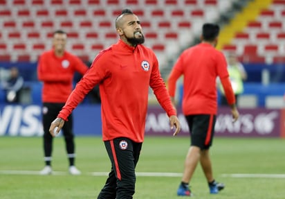 Arturo Vidal durante el último entrenamiento de la selección chilena antes de su juego de hoy. (EFE)