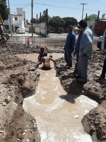 Trabajos. Hoy domingo, el personal del sistema operador de agua continuará con las labores. (EL SIGLO DE TORREÓN)