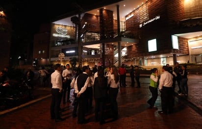 Tres personas murieron y otras 9 resultaron heridas por una fuerte explosión que sacudió el sábado uno de los centros comerciales más concurridos de la capital de Colombia, informaron autoridades. (EFE)
