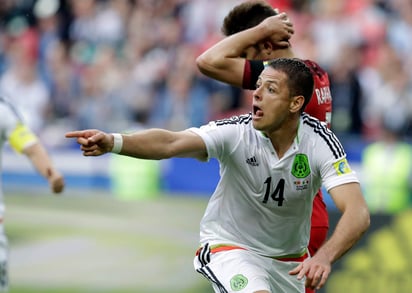 'Chicharito' igualó el marcados 1-1 al minuto 41. (AP)