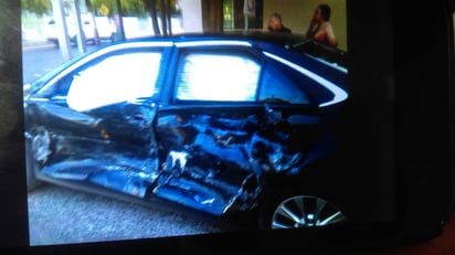 Al llegar al cruce con la avenida Victoria, la camioneta se impactó con su parte frontal, en el costado izquierdo del Toyota Camry, el cual transitaba de sur a norte por la Victoria. (EL SIGLO DE TORREÓN)
