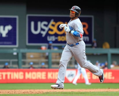 Edwin Encarnación conectó dos cuadrangulares en la victoria de los Indios. (AP)