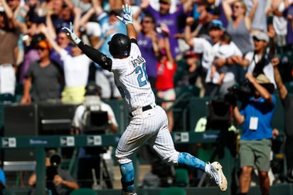 Nolan Arenado conectó un jonrón de tres carreras en la novena entrada para completar el ciclo y darle la victoria a los Rockies. (AP)