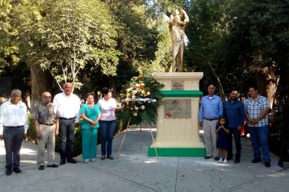 Ofrenda. Colocaron ofrenda floral en el Monumento al Padre, ubicado en la plazuela Juárez.