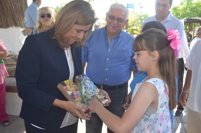 Visita. En la Plaza de Armas de Gómez Palacio, Zavala fue recibida por algunos simpatizantes. (ANGÉLICA SANDOVAL)