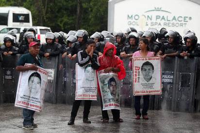 La protesta motivó la llegada de policías federales y locales para mantener el orden. (EFE)