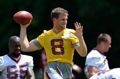 Kirk Cousins aún no tiene un contrato a largo plazo con los Redskins de Washington. (AP)