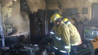 Fuego. Consumió los muebles, ropa y papelería de la familia, además de que dañó el techo, paredes y vidrios de ventanas.