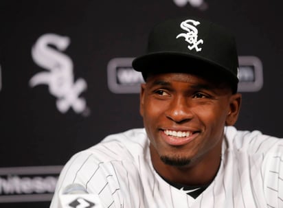 Luis Robert, jardinero de los Medias Blancas de Chicago, firmó un contrato por 26 millones de dólares. (AP)