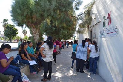 Larga espera. Las personas tienen que permanecer muchas horas para hacer el trámite.