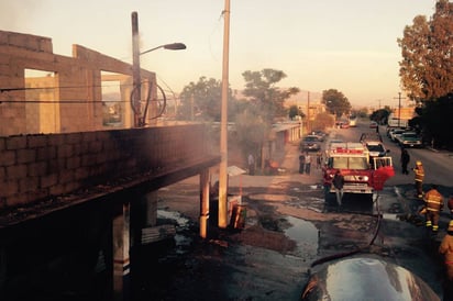 Fuego. Las llamas se propagaron rápido a los dos negocios.  (CORTESÍA)