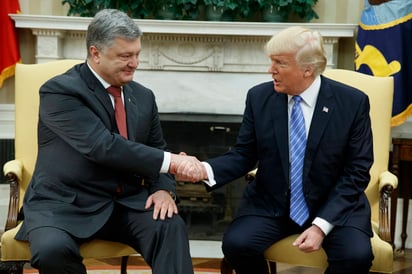 Con fuego. Donald Trump se reunió ayer con su contraparte de Ucrania Petró Poroshenko.