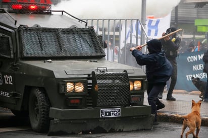 Combate. Un grupo de estudiantes que participaron en la marcha convocada por la Confech se enfrentó a la policía antidisturbios.