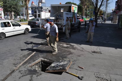 Drenaje. Ayer personal del Simas trabajaba en el desazolve de los drenajes sobre la calzada Colón. (FABIOLA P. CANEDO)