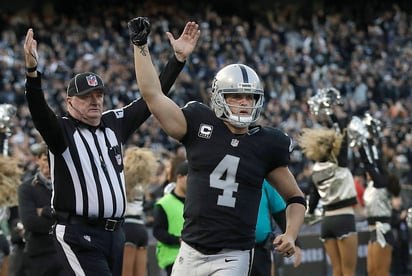 El mariscal de campo Derek Carr terminó con la mala racha de los Raiders de Oakland de 13 campañas sin disputar la postemporada. (AP)